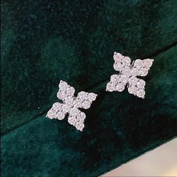 New Women’s 925 Silver Bling Flower CZ Earrings - Picture 4 of 6